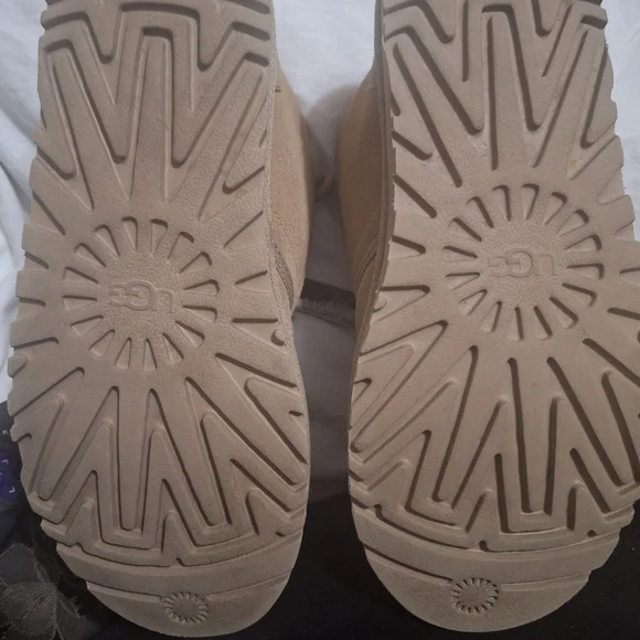 Women's Uggs size 9 - Picture 5 of 7
